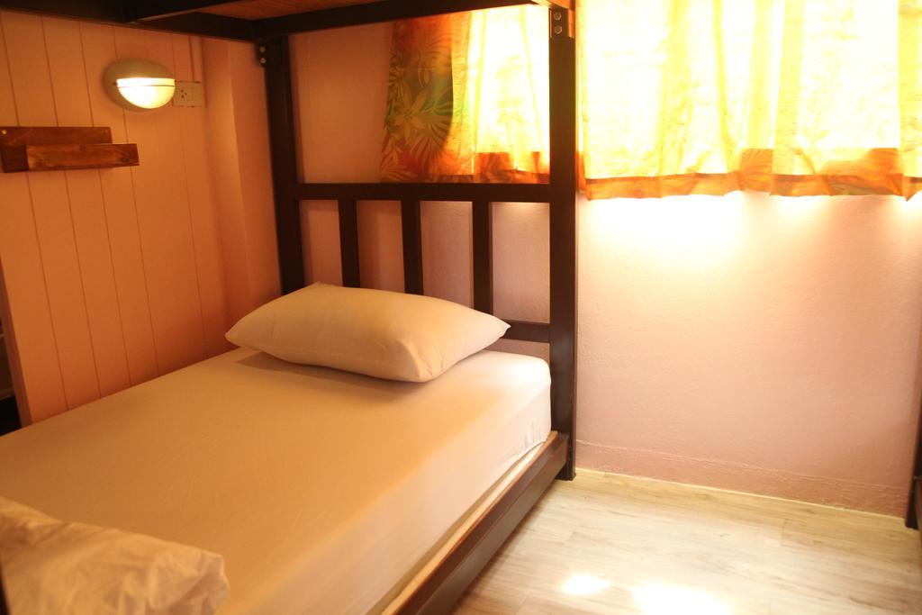 Khaosan Immjai Hostel Μπανγκόκ Δωμάτιο φωτογραφία